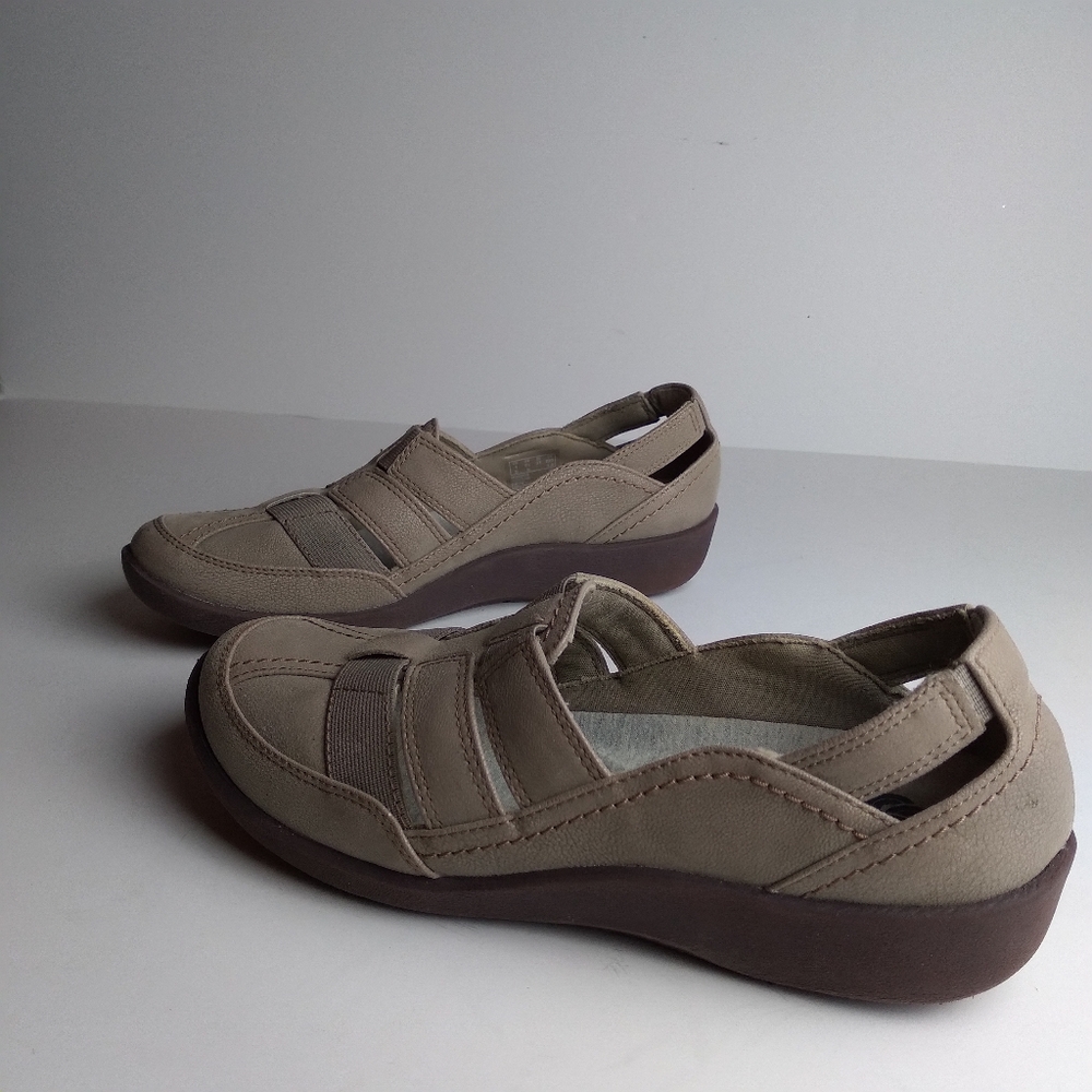 Clark's taupe beige cloud comfort steppers size 6 1/2